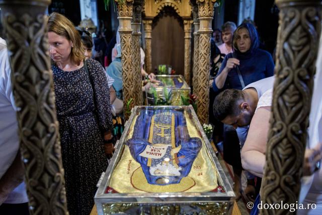 (Foto) Primii închinători la moaștele Sfinților Cuvioși Paisie și Cleopa de la Sihăstria