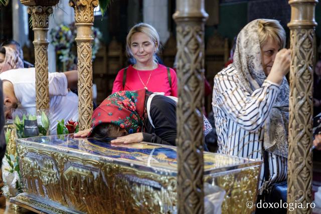 (Foto) Primii închinători la moaștele Sfinților Cuvioși Paisie și Cleopa de la Sihăstria