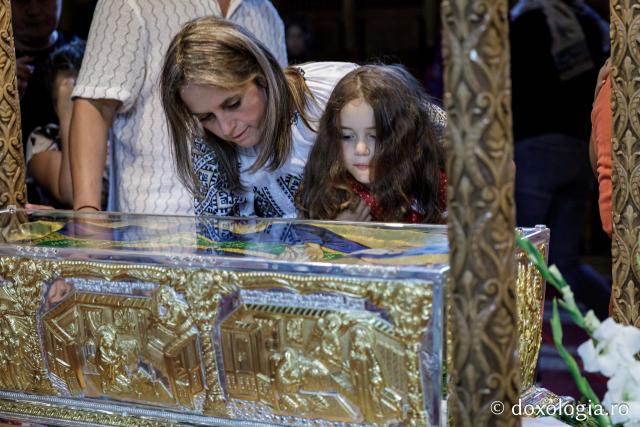 (Foto) Primii închinători la moaștele Sfinților Cuvioși Paisie și Cleopa de la Sihăstria