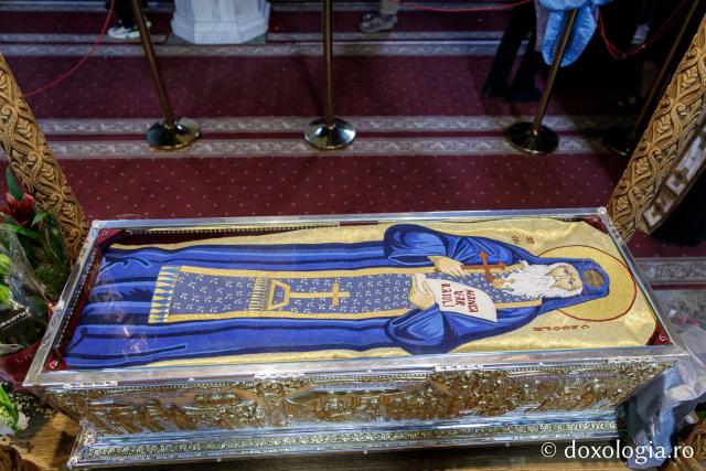 (Foto) Primii închinători la moaștele Sfinților Cuvioși Paisie și Cleopa de la Sihăstria