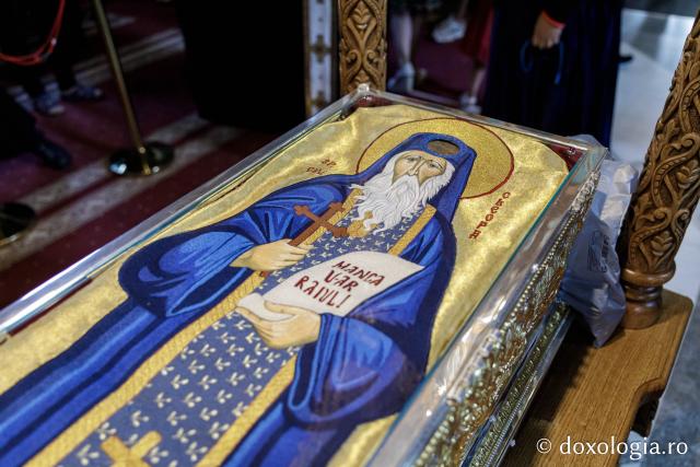 (Foto) Primii închinători la moaștele Sfinților Cuvioși Paisie și Cleopa de la Sihăstria