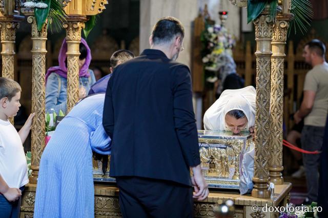 (Foto) Primii închinători la moaștele Sfinților Cuvioși Paisie și Cleopa de la Sihăstria