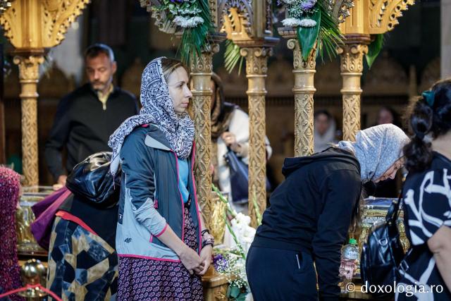 (Foto) Primii închinători la moaștele Sfinților Cuvioși Paisie și Cleopa de la Sihăstria