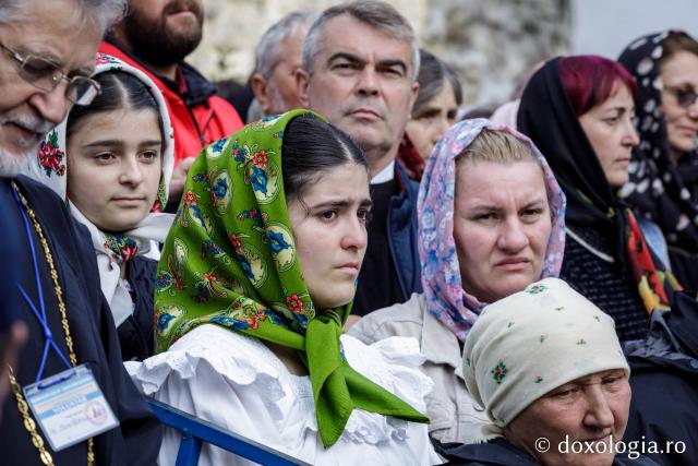 (Foto) Pelerini uniți în rugăciune, acasă la Sfinții Cuvioși Paisie și Cleopa de la Sihăstria
