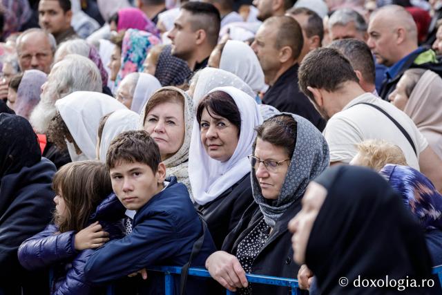 (Foto) Pelerini uniți în rugăciune, acasă la Sfinții Cuvioși Paisie și Cleopa de la Sihăstria