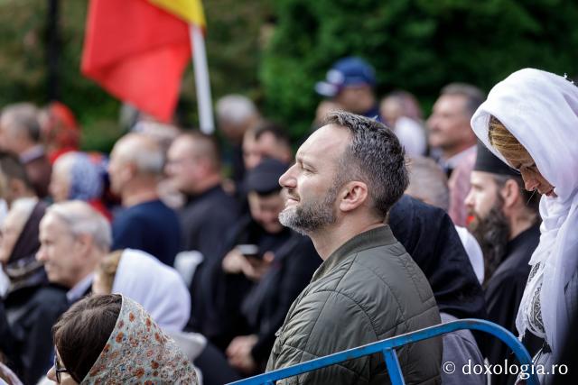 (Foto) Pelerini uniți în rugăciune, acasă la Sfinții Cuvioși Paisie și Cleopa de la Sihăstria