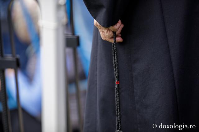 (Foto) Pelerini uniți în rugăciune, acasă la Sfinții Cuvioși Paisie și Cleopa de la Sihăstria