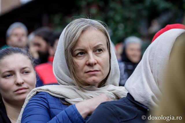 (Foto) Pelerini uniți în rugăciune, acasă la Sfinții Cuvioși Paisie și Cleopa de la Sihăstria
