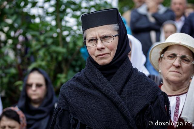 (Foto) Pelerini uniți în rugăciune, acasă la Sfinții Cuvioși Paisie și Cleopa de la Sihăstria
