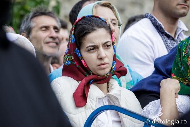 (Foto) Pelerini uniți în rugăciune, acasă la Sfinții Cuvioși Paisie și Cleopa de la Sihăstria