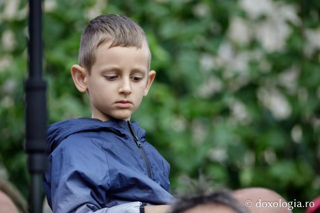 (Foto) Pelerini uniți în rugăciune, acasă la Sfinții Cuvioși Paisie și Cleopa de la Sihăstria