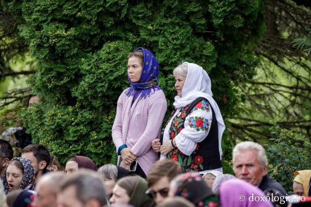 (Foto) Pelerini uniți în rugăciune, acasă la Sfinții Cuvioși Paisie și Cleopa de la Sihăstria