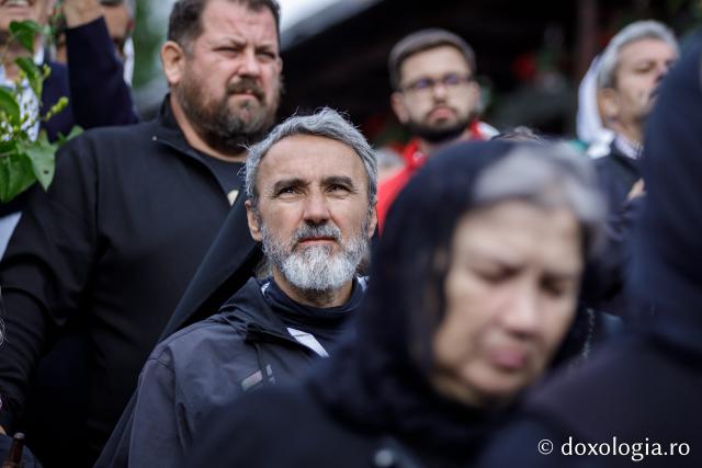 (Foto) Pelerini uniți în rugăciune, acasă la Sfinții Cuvioși Paisie și Cleopa de la Sihăstria