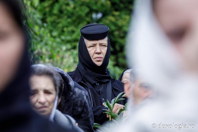 (Foto) Pelerini uniți în rugăciune, acasă la Sfinții Cuvioși Paisie și Cleopa de la Sihăstria