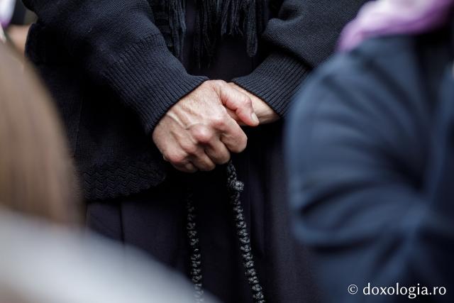 (Foto) Pelerini uniți în rugăciune, acasă la Sfinții Cuvioși Paisie și Cleopa de la Sihăstria