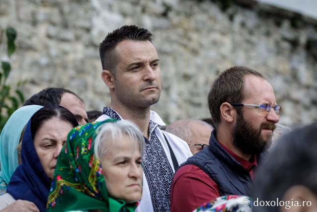 (Foto) Pelerini uniți în rugăciune, acasă la Sfinții Cuvioși Paisie și Cleopa de la Sihăstria