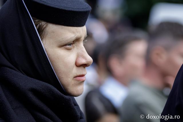 (Foto) Pelerini uniți în rugăciune, acasă la Sfinții Cuvioși Paisie și Cleopa de la Sihăstria