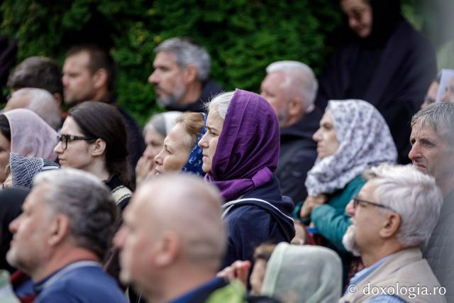 (Foto) Pelerini uniți în rugăciune, acasă la Sfinții Cuvioși Paisie și Cleopa de la Sihăstria