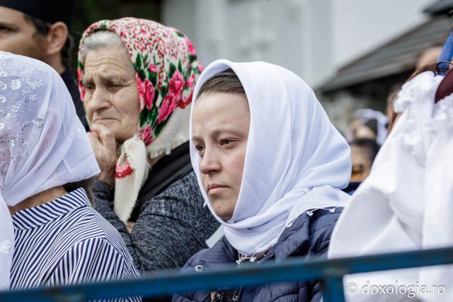 (Foto) Pelerini uniți în rugăciune, acasă la Sfinții Cuvioși Paisie și Cleopa de la Sihăstria