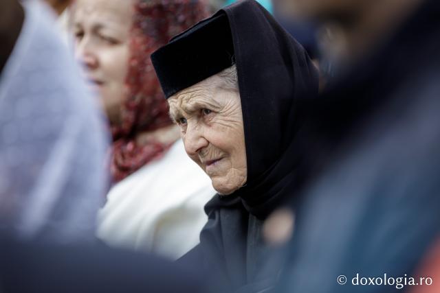 (Foto) Pelerini uniți în rugăciune, acasă la Sfinții Cuvioși Paisie și Cleopa de la Sihăstria