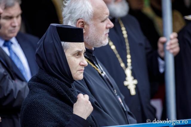 (Foto) Pelerini uniți în rugăciune, acasă la Sfinții Cuvioși Paisie și Cleopa de la Sihăstria