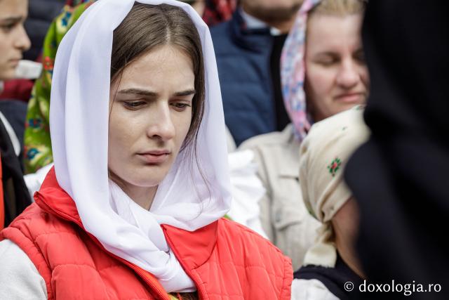 (Foto) Pelerini uniți în rugăciune, acasă la Sfinții Cuvioși Paisie și Cleopa de la Sihăstria