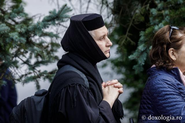 (Foto) Pelerini uniți în rugăciune, acasă la Sfinții Cuvioși Paisie și Cleopa de la Sihăstria