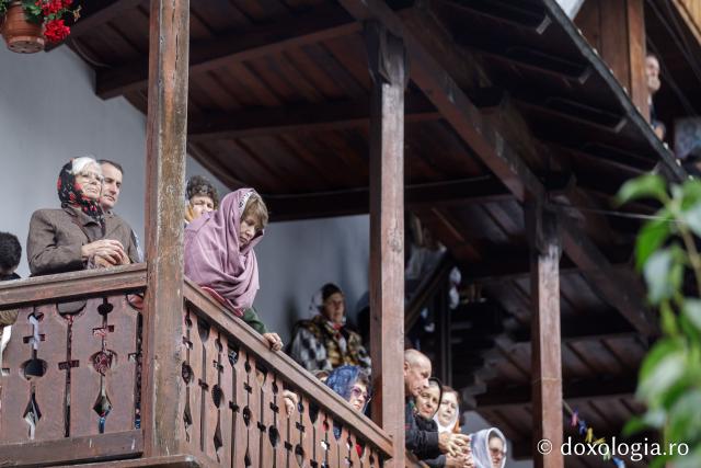(Foto) Pelerini uniți în rugăciune, acasă la Sfinții Cuvioși Paisie și Cleopa de la Sihăstria