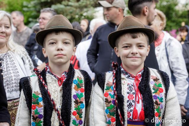 (Foto) Pelerini uniți în rugăciune, acasă la Sfinții Cuvioși Paisie și Cleopa de la Sihăstria