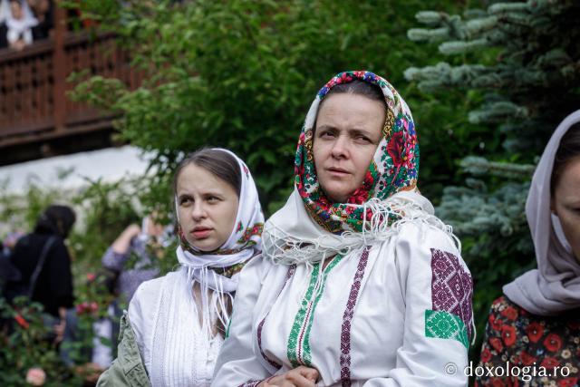 (Foto) Pelerini uniți în rugăciune, acasă la Sfinții Cuvioși Paisie și Cleopa de la Sihăstria