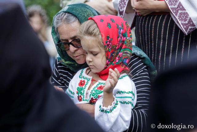 (Foto) Pelerini uniți în rugăciune, acasă la Sfinții Cuvioși Paisie și Cleopa de la Sihăstria