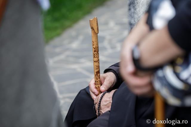 (Foto) Pelerini uniți în rugăciune, acasă la Sfinții Cuvioși Paisie și Cleopa de la Sihăstria