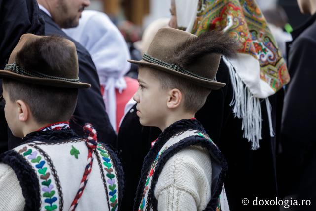 (Foto) Pelerini uniți în rugăciune, acasă la Sfinții Cuvioși Paisie și Cleopa de la Sihăstria