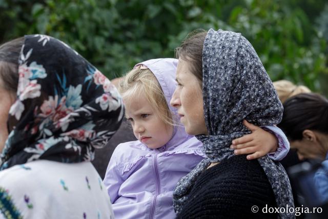 (Foto) Pelerini uniți în rugăciune, acasă la Sfinții Cuvioși Paisie și Cleopa de la Sihăstria