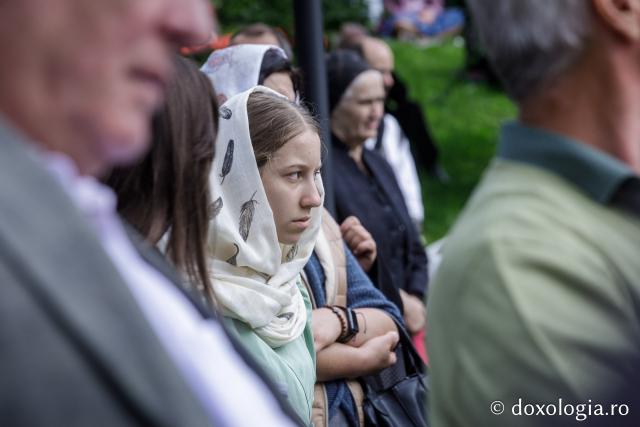 (Foto) Pelerini uniți în rugăciune, acasă la Sfinții Cuvioși Paisie și Cleopa de la Sihăstria