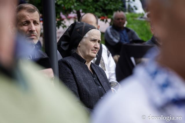 (Foto) Pelerini uniți în rugăciune, acasă la Sfinții Cuvioși Paisie și Cleopa de la Sihăstria