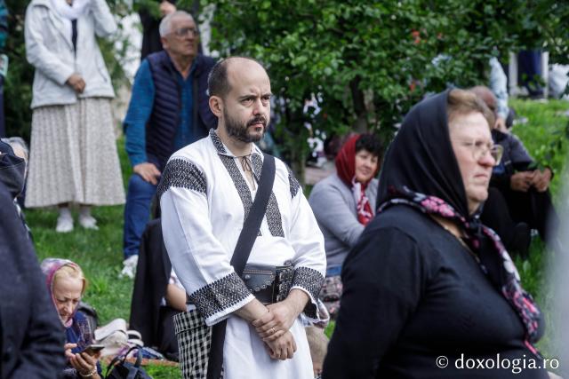 (Foto) Pelerini uniți în rugăciune, acasă la Sfinții Cuvioși Paisie și Cleopa de la Sihăstria