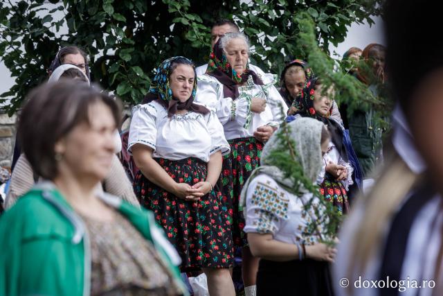 (Foto) Pelerini uniți în rugăciune, acasă la Sfinții Cuvioși Paisie și Cleopa de la Sihăstria