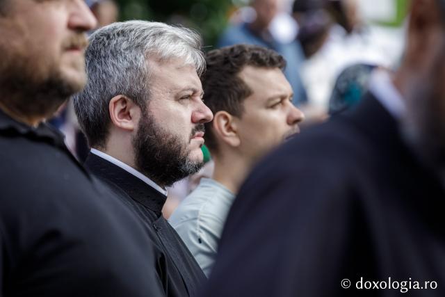 (Foto) Pelerini uniți în rugăciune, acasă la Sfinții Cuvioși Paisie și Cleopa de la Sihăstria