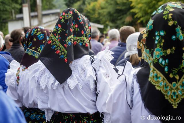 (Foto) Pelerini uniți în rugăciune, acasă la Sfinții Cuvioși Paisie și Cleopa de la Sihăstria