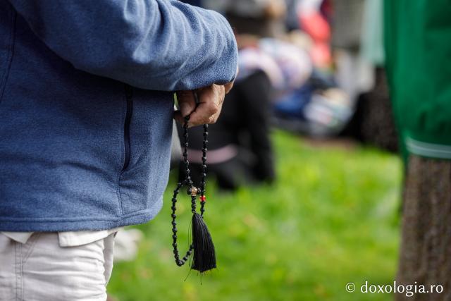 (Foto) Pelerini uniți în rugăciune, acasă la Sfinții Cuvioși Paisie și Cleopa de la Sihăstria