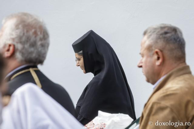 (Foto) Pelerini uniți în rugăciune, acasă la Sfinții Cuvioși Paisie și Cleopa de la Sihăstria