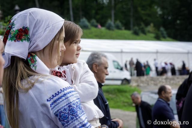 (Foto) Pelerini uniți în rugăciune, acasă la Sfinții Cuvioși Paisie și Cleopa de la Sihăstria