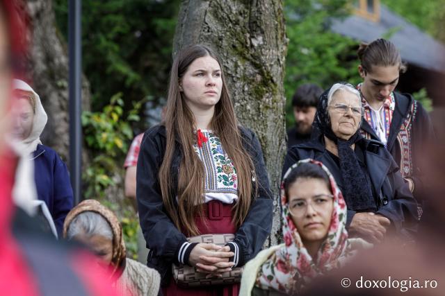 (Foto) Pelerini uniți în rugăciune, acasă la Sfinții Cuvioși Paisie și Cleopa de la Sihăstria