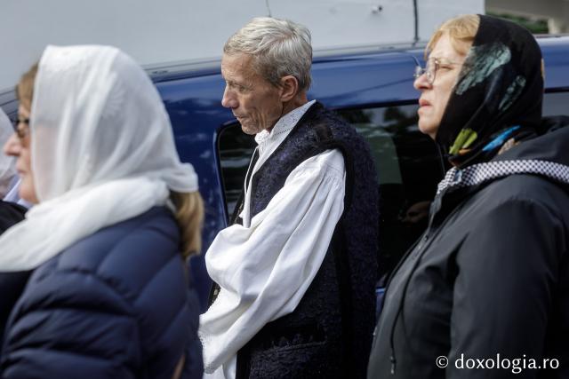 (Foto) Pelerini uniți în rugăciune, acasă la Sfinții Cuvioși Paisie și Cleopa de la Sihăstria