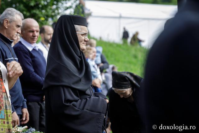 (Foto) Pelerini uniți în rugăciune, acasă la Sfinții Cuvioși Paisie și Cleopa de la Sihăstria