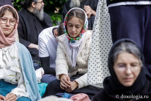 (Foto) Pelerini uniți în rugăciune, acasă la Sfinții Cuvioși Paisie și Cleopa de la Sihăstria