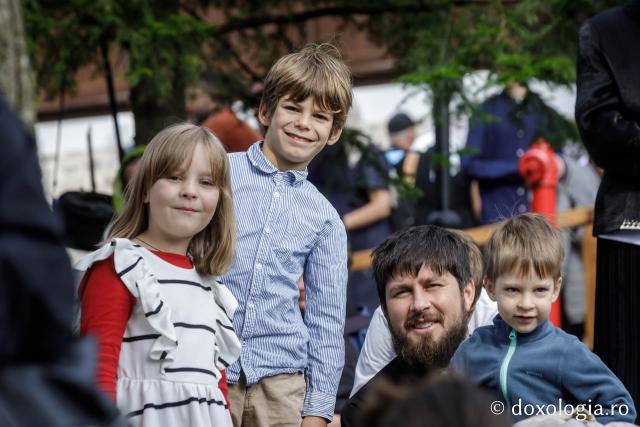 (Foto) Pelerini uniți în rugăciune, acasă la Sfinții Cuvioși Paisie și Cleopa de la Sihăstria