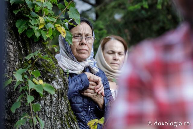 (Foto) Pelerini uniți în rugăciune, acasă la Sfinții Cuvioși Paisie și Cleopa de la Sihăstria