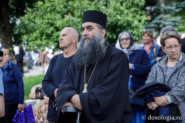 (Foto) Pelerini uniți în rugăciune, acasă la Sfinții Cuvioși Paisie și Cleopa de la Sihăstria